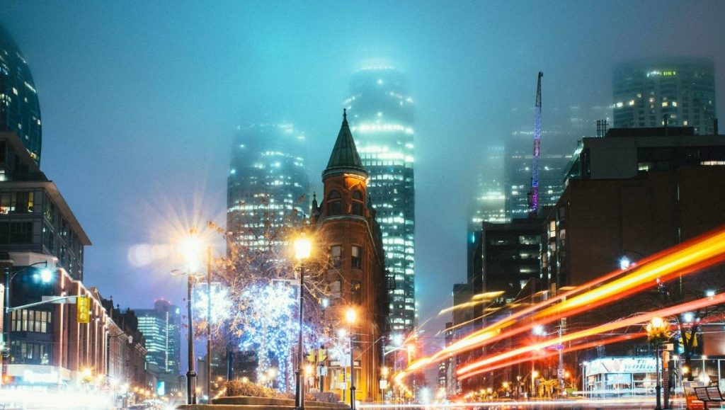 الذهب يسجل أسعاراً قياسية.. وأزمة تضرب تجارة المعدن الأصفر