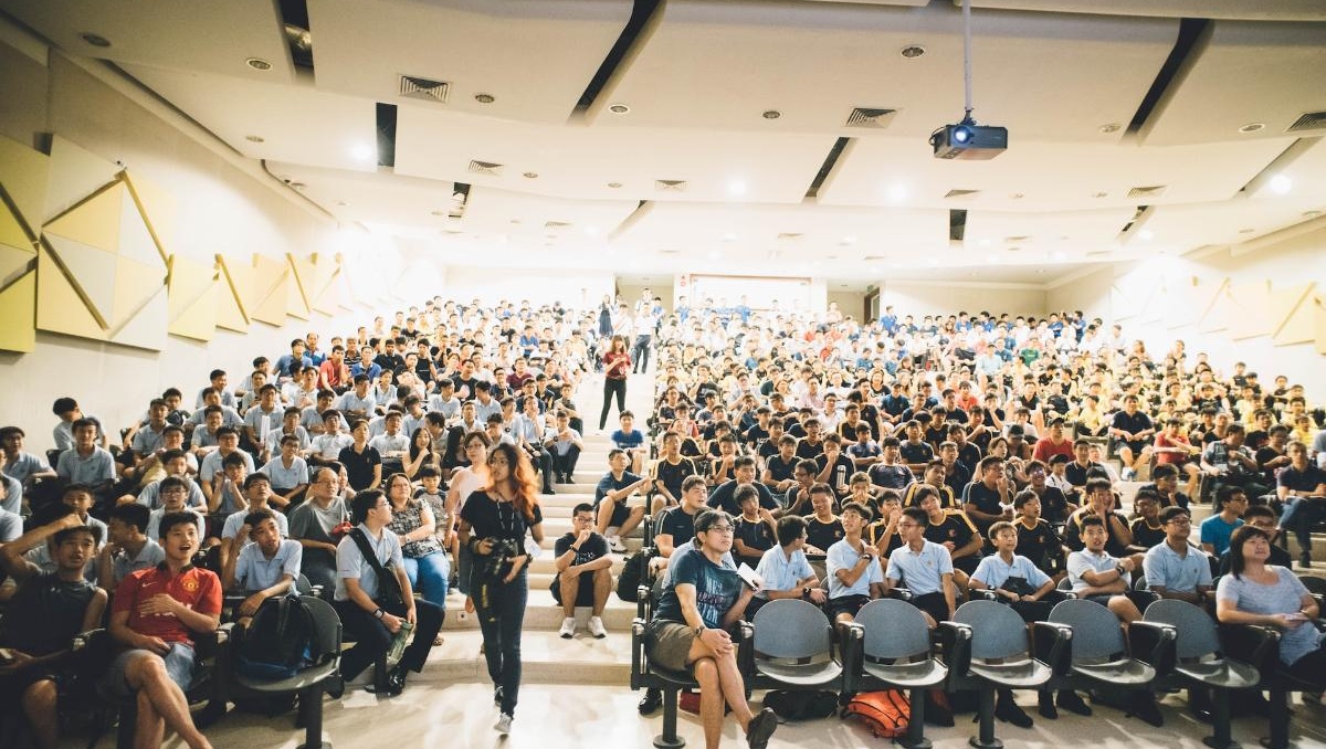 شوارع البيضاء: ألوان حمراء تثير الفضول!