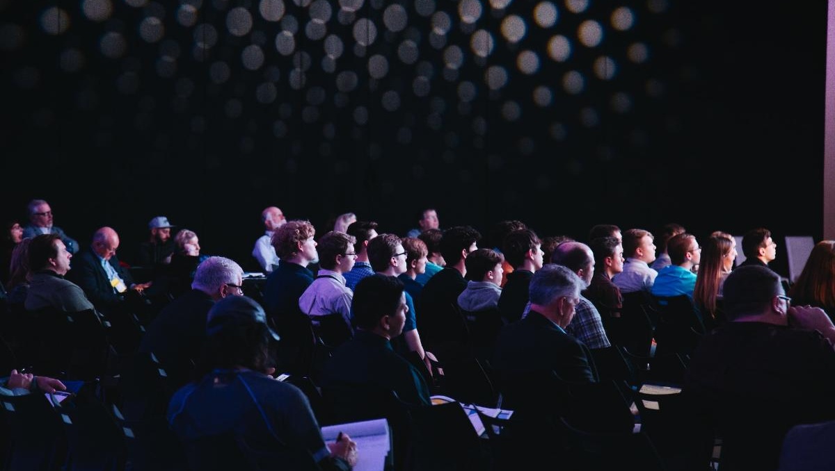 ملاعب الكان تتألق بالأزياء التقليدية!